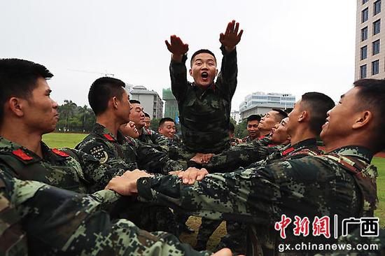 广西南宁武警官兵快乐练兵进行时