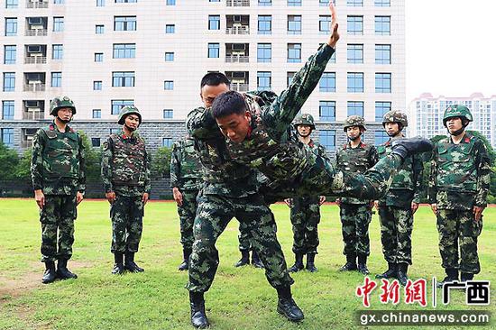 广西南宁武警官兵快乐练兵进行时