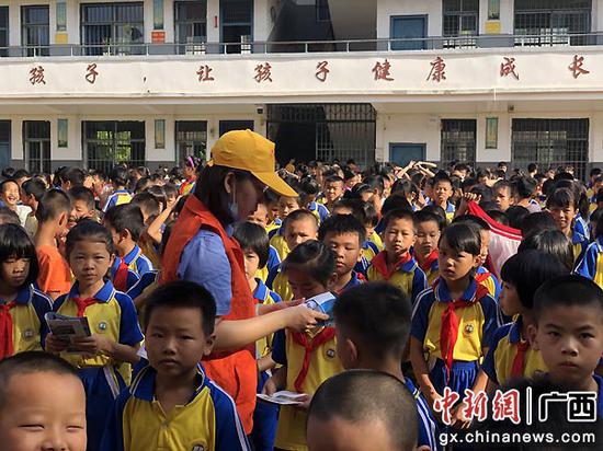 玉林工务段开展“知路爱路护路 共筑平安铁路”宣教活动