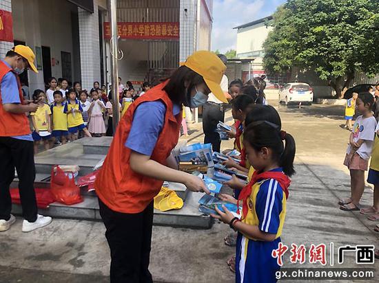 玉林工务段开展“知路爱路护路 共筑平安铁路”宣教活动