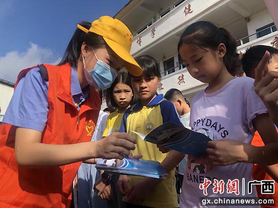 玉林工务段开展“知路爱路护路 共筑平安铁路”宣教活动