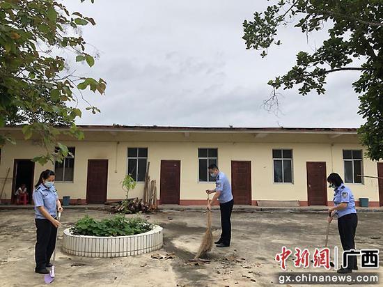 图为派出所民警在敬老院开展“送温暖 献爱心”活动。张晓峰 摄 崇左边境管理支队下冻边境派出所开展“送温暖 献爱心”活动