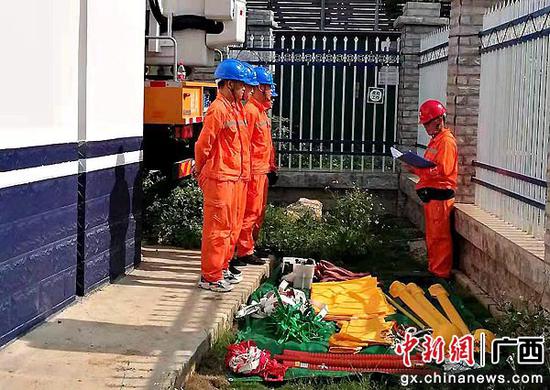召开班前会进行工作交底。崇左供电公司 供图 崇左供电公司“学史践行”带电抢修为群众送“凉爽电”