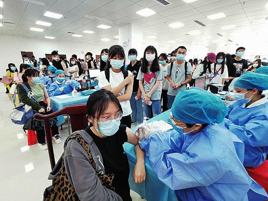 南宁西乡塘区完成辖区25所高校约15万人次疫苗接种 大学生点赞上门服务