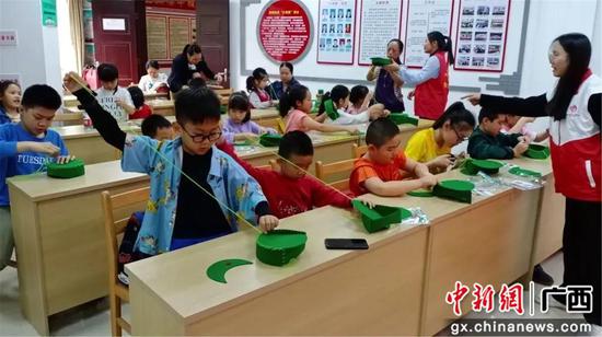 柳州市城中区青少年制作红军帽 播撒“闪闪红星”