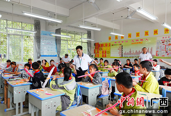 国防科普暨民族团结进步知识进校园活动走进桂林龙胜县