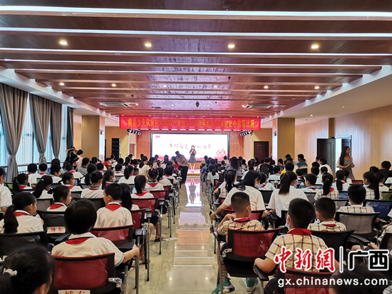 横县少先队庆祝中国共产党成立100周年红领巾讲党史小故事比赛现场 陈秋月 摄 横县中小学多形式开展党史学习教育