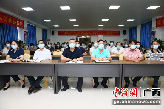 广西—东盟经开区两新组织党组织党员现场聆听报告 潘志安 摄 广西-东盟经开区增强两新组织党组织学习党史自觉性