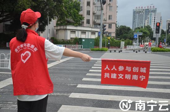 南宁:路口常驻“红马甲” 引领文明出行新风尚