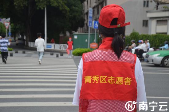 南宁:路口常驻“红马甲” 引领文明出行新风尚
