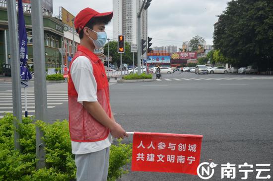 南宁:路口常驻“红马甲” 引领文明出行新风尚