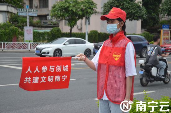 南宁:路口常驻“红马甲” 引领文明出行新风尚