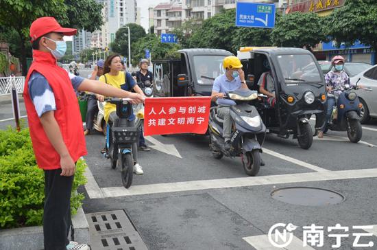 南宁:路口常驻“红马甲” 引领文明出行新风尚