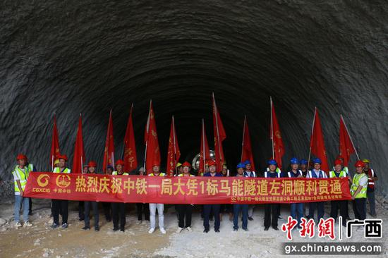 广西大新至凭祥高速公路全线第二条隧道单幅贯通