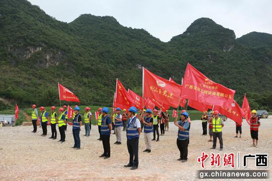 广西大新至凭祥高速公路全线第二条隧道单幅贯通