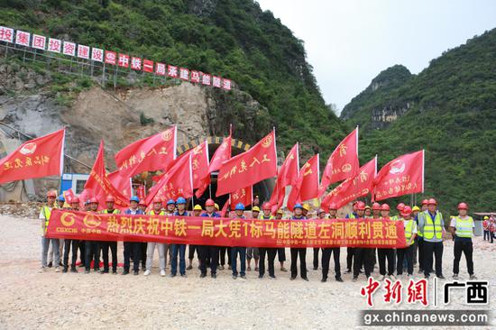 广西大新至凭祥高速公路全线第二条隧道单幅贯通