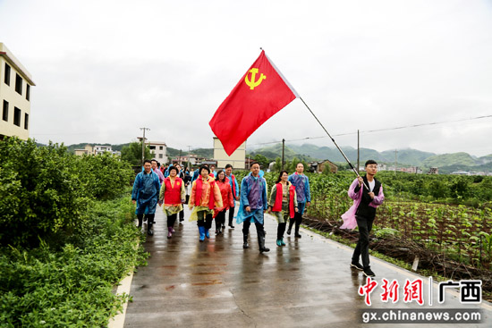广西灌阳县开展“同吃同劳动 真心筑真情”志愿服务活动