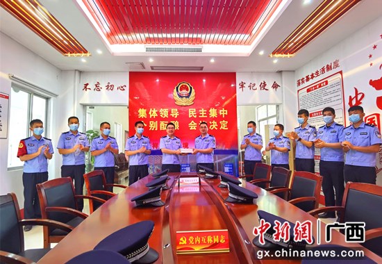 崇左边境警方联合开展“学党史，感党恩，跟党走”主题党日活动