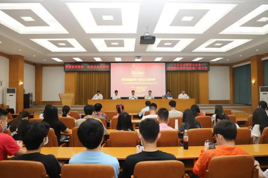 中共党员民营企业家走进高校向党真情告白