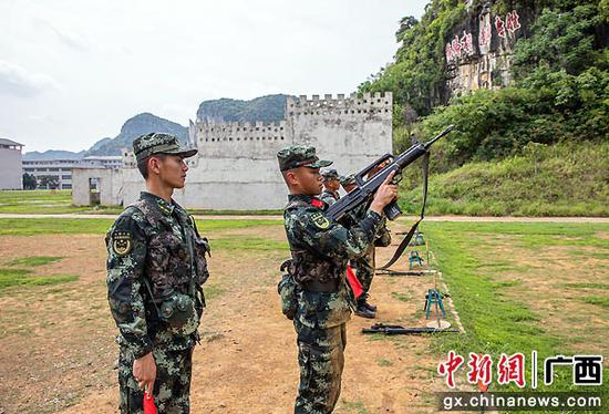 青春上膛 武警广西总队新兵打响军旅第一枪