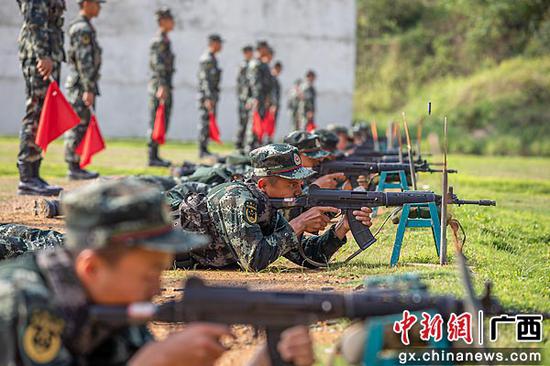 青春上膛 武警广西总队新兵打响军旅第一枪