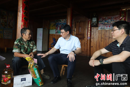 南溪山医院送医送药助力乡村振兴 走访慰问共话民族团结