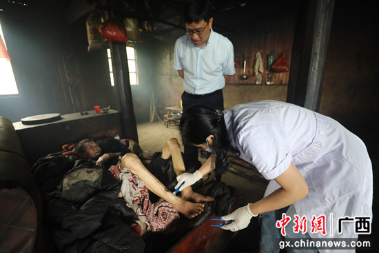 南溪山医院送医送药助力乡村振兴 走访慰问共话民族团结