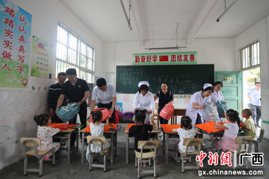 南溪山医院送医送药助力乡村振兴 走访慰问共话民族团结