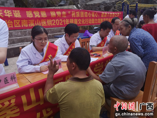 南溪山医院送医送药助力乡村振兴 走访慰问共话民族团结