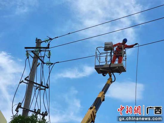 暴风雨突袭 崇左扶绥供电局紧急抢修多条供电线路