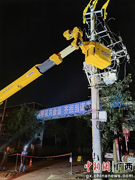 暴风雨突袭 崇左扶绥供电局紧急抢修多条供电线路