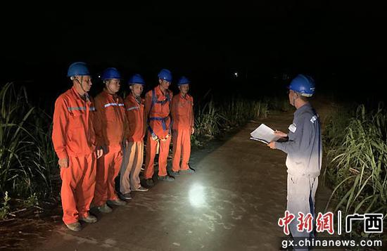 暴风雨突袭 崇左扶绥供电局紧急抢修多条供电线路