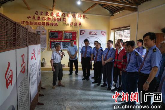 柳州铁路部门聆听抗战先辈后人讲述革命故事