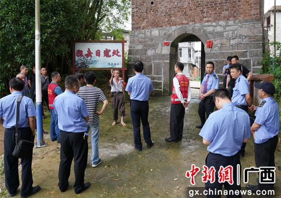 柳州铁路部门聆听抗战先辈后人讲述革命故事