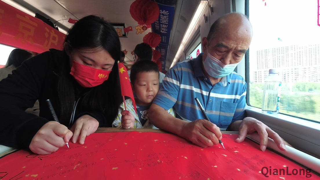 视频|京沪高铁G177次列车“快闪联欢”温暖乘客国庆旅程