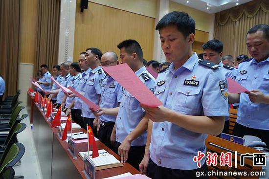 崇左大新县公安局积极破解“工学矛盾”增强“党课感染力”