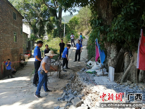 巴马：联合执法疏通道路获群众点赞