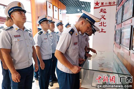 贺州消防组织党员重走红军长征路