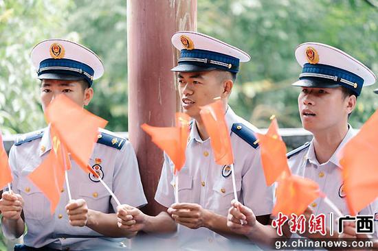 贺州消防组织党员重走红军长征路