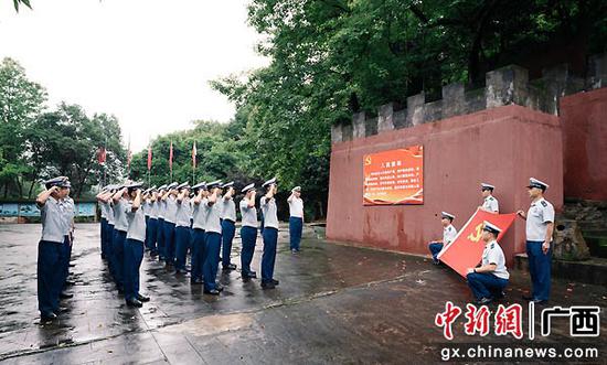 贺州消防组织党员重走红军长征路
