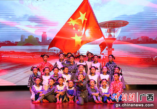 广西平乐县举办“感党恩 跟党走”校园文化群舞赛