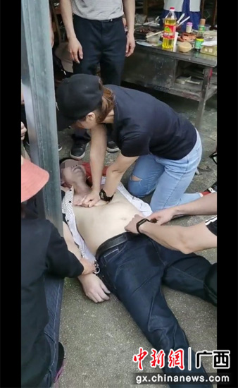 “白衣天使”郊外救人 患者家属登台致谢