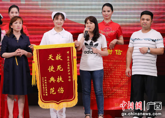 “白衣天使”郊外救人 患者家属登台致谢