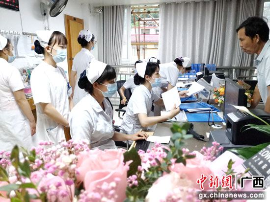 广西平乐县开展庆祝“5.12”护士节系列活动