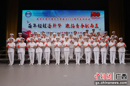 南溪山医院举办国际护士节颁奖晚会暨职工健美操大赛