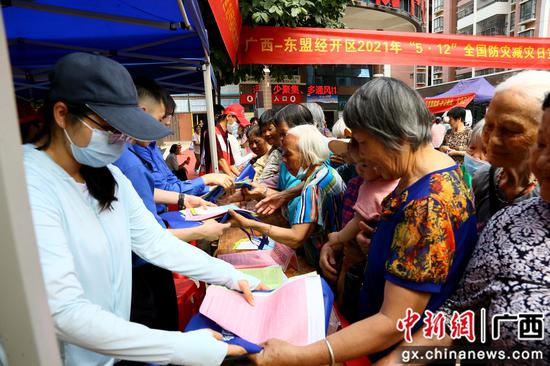 广西-东盟经开区开展防灾减灾技能演示 增强市民安全意识