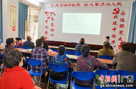 广西龙胜：关爱老人健康 展现“白衣”担当