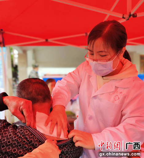 广西龙胜：关爱老人健康 展现“白衣”担当