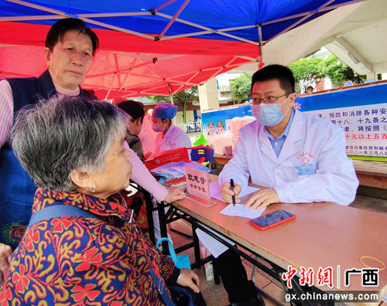 广西龙胜：关爱老人健康 展现“白衣”担当
