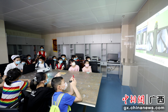 纪念国际护士节 百名小记者走进南溪山医院